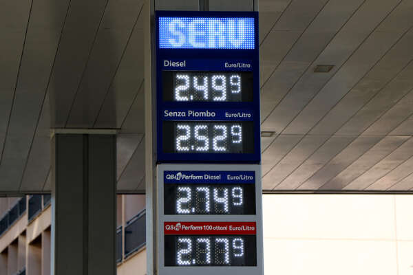 Caro carburante, l’incessante impennata di benzina e diesel: in 12 mesi +14%