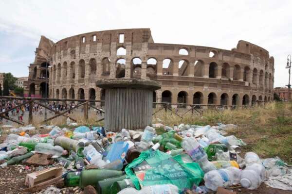 I problemi di Roma sono sulla strada, tra taxi, rifiuti e cinghiali. Questa giunta sembra paralizzata I problemi di Roma sono sulla strada, tra taxi, rifiuti e cinghiali. Questa giunta sembra paralizzata