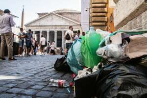 Roma, è ko tecnico. La Capitale sommersa dai rifiuti è un luna park dell’orrore