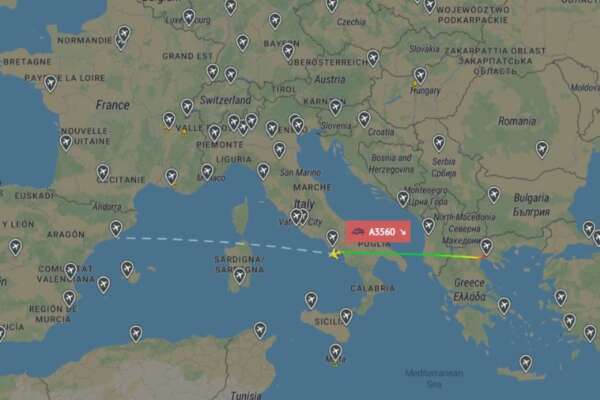 Guasto in volo, aereo Aegean costretto ad atterraggio d’emergenza a Napoli: malore per un passeggero, panico a bordo