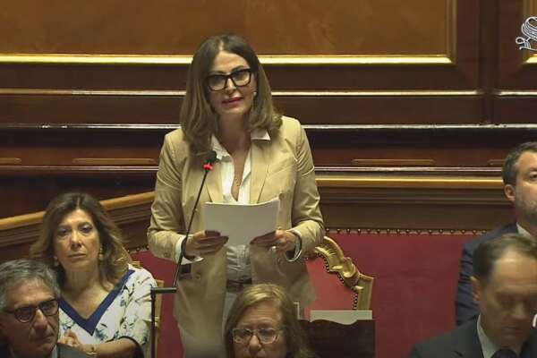 Caso Santanché, bocciata la mozione di sfiducia. La ministra non si presenta: “Il Parlamento è sovrano. Non era necessario andare”