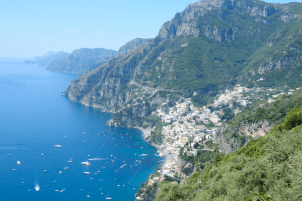 Sentiero degli Dei, escursionista precipita in un burrone. Ricerche in corso