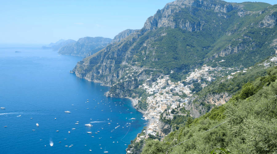 Sentiero degli Dei, escursionista precipita in un burrone. Ricerche in corso