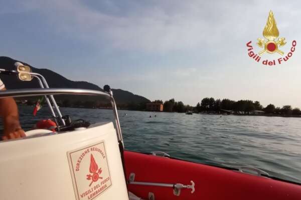 Ranzanico, si tuffa dal pedalò nel lago di Èndine e non riemerge più. Riprese le ricerche all’alba, si teme il peggio