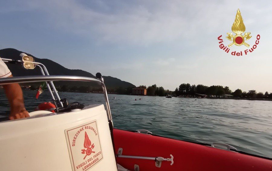 Ranzanico, si tuffa dal pedalò nel lago di Èndine e non riemerge più. Riprese le ricerche all’alba, si teme il peggio