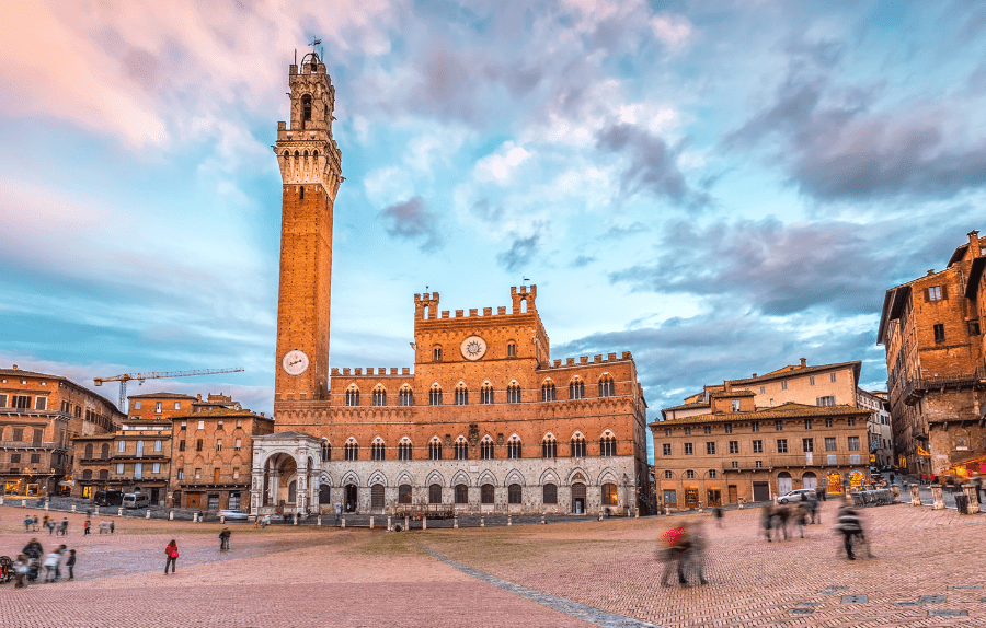 Siena, ubriaco tenta di entrare in Piazza del Campo alla guida di una Panda. Scatta la denuncia e il fermo