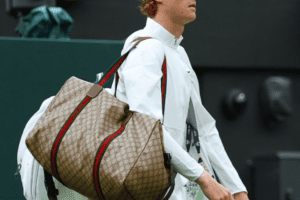 Winbledon, Jannik Sinner entra in campo con il borsone Gucci. Scoppia la polemica sui social