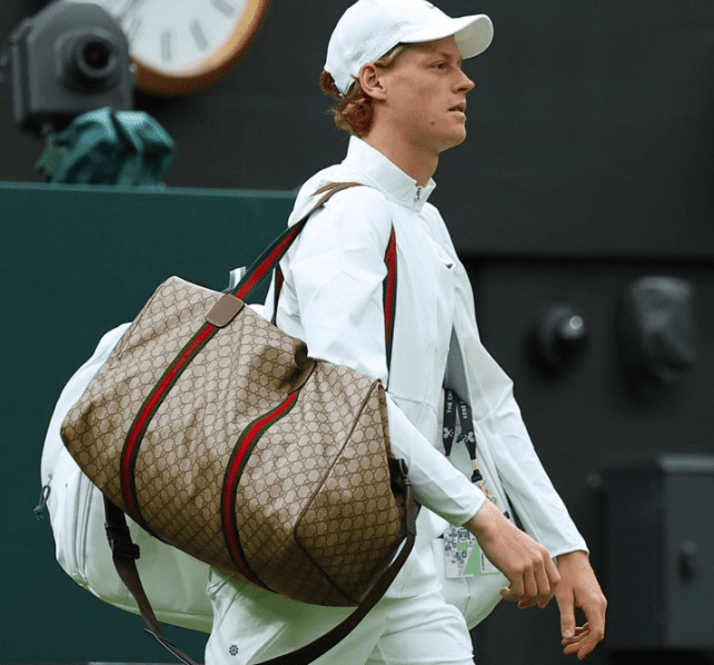 Winbledon, Jannik Sinner entra in campo con il borsone Gucci. Scoppia la polemica sui social