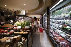 Carrello della spesa sempre più caro: l’impennata di riso, olio, latte e il flop del piano Urso