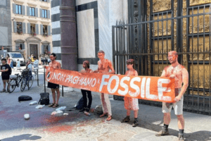 Firenze, blitz di Ultima Generazione, imbrattato il selciato dinanzi al Battistero