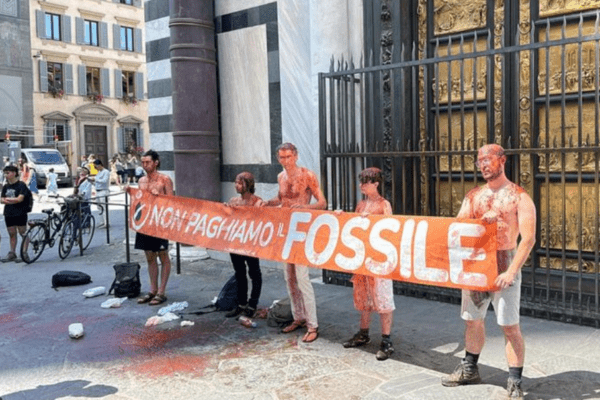 Firenze, blitz di Ultima Generazione, imbrattato il selciato dinanzi al Battistero