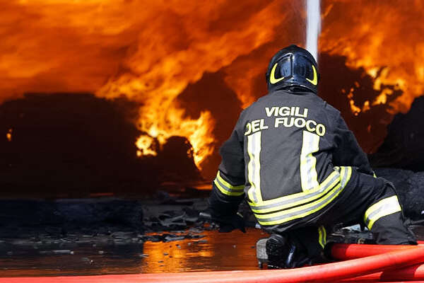Milano, incendio in casa di riposo: 6 anziani muoiono tra le fiamme. Bilancio pesantissimo Milano, incendio in casa di riposo: 6 anziani muoiono tra le fiamme. Bilancio pesantissimo