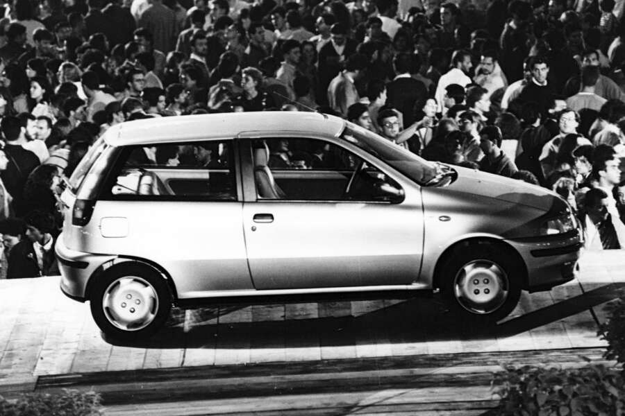 Accadde Oggi 1° settembre: Fiat presenta al mondo la Punto. Cambia il codice della strada