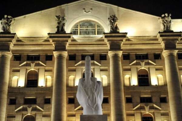 Extraprofitti delle banche, la Borsa non gradisce: Piazza Affari in rosso brucia 10 miliardi