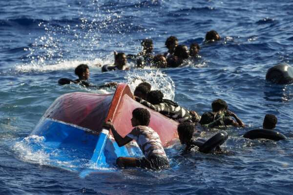 Lampedusa, ancora morti: 41 cadaveri in fondo al mare (anche 3 bambini). I sopravvissuti: “in 15 avevano il salvagente ma sono annegati lo stesso”