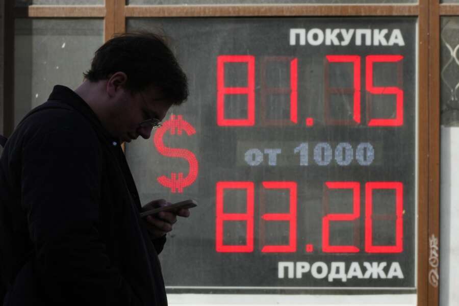 Il rublo crolla e affonda l’economia russa. La Banca centrale aumenta i tassi d’interesse al 12%