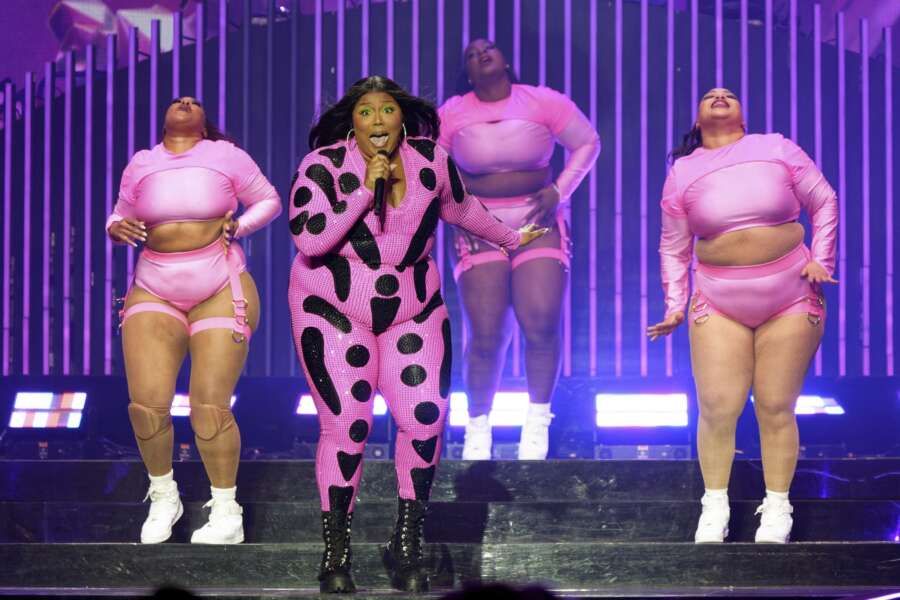 La cantante Lizzo, paladina della body positivity, è stata denunciata per body shaming dalle sue ballerine: “Commenti razzisti e pressioni per partecipare a spettacoli erotici”