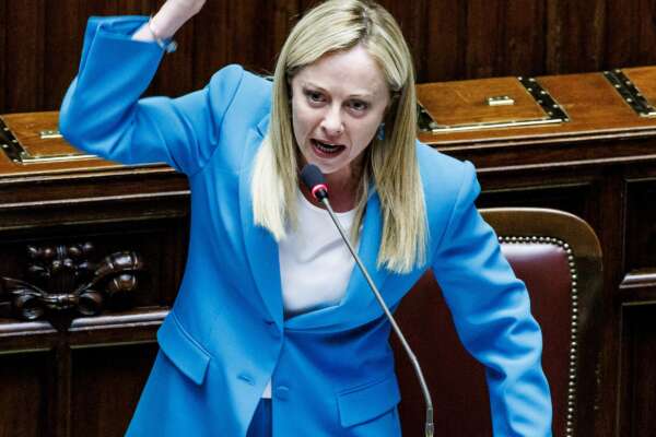 Meloni denuncia Brian Molko per il ‘concerto comizio’. Va bene tutto, ma “fascista, razzista e nazista” proprio no…