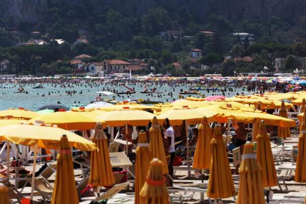 Sporco e blatte negli stabilimenti balneari: le ispezioni dei Nas da film horror: “Rifiuti anche dentro al frigo” chiuse 20 attività e contestate 415 sanzioni penali