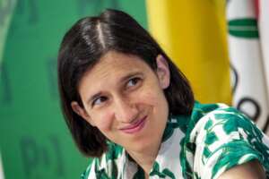 La prof Elly Schlein interroga sui compiti delle vacanze: “Raccontami la tua estate militante”