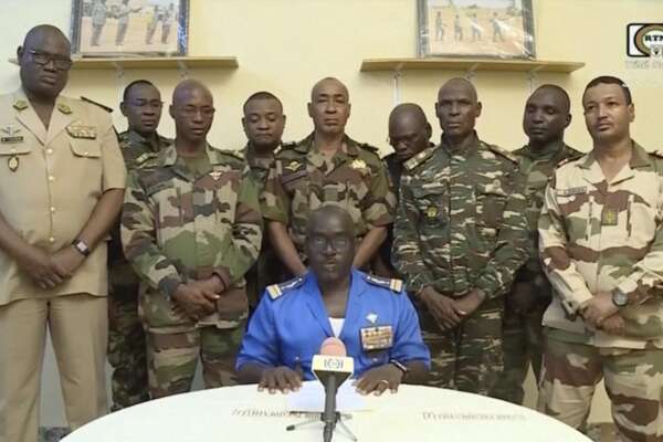 Golpe in Niger, cresce la tensione: Mali e Burkina Faso minacciano escalation in caso di intervento militare della Ecowas