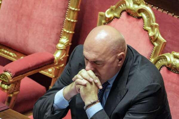 Killeropoli, il mondo grigio che mina le istituzioni nella lettera di Crosetto: “Non si faccia finta di non vedere come per il caso Renzi”