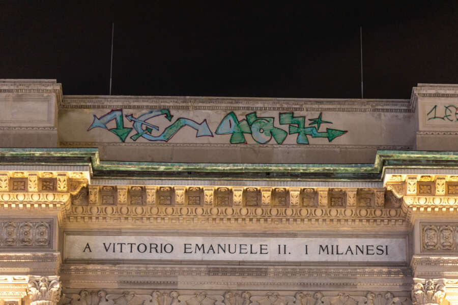 Foto Stefano Porta/LaPresse07-08-2023 Milano, Italia – Vandalizzata con dei graffiti la Galleria Vittorio Emanuele August in 7, 2023 Milano, Italy – News – Galleria Vittorio Emanuele vandalized with graffiti