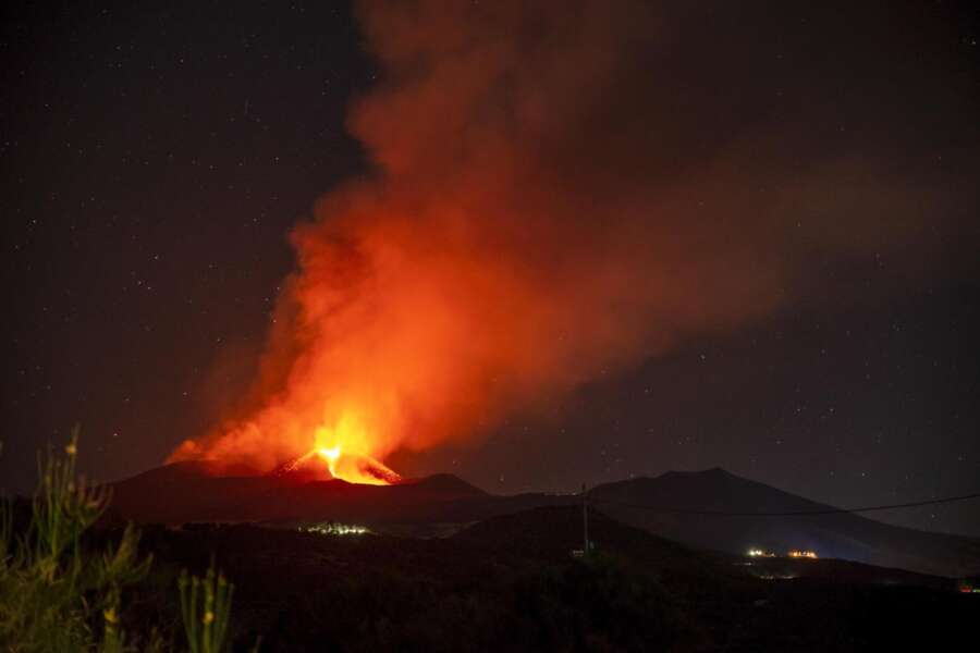 Etna in eruzione, l’estate drammatica dell’aeroporto di Catania: nuova chiusura e voli cancellati o dirottati