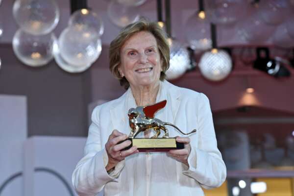 Liliana Cavani premiata con il Leone d’oro. Ma il ritorno della regista con “L’ordine del tempo” non convince