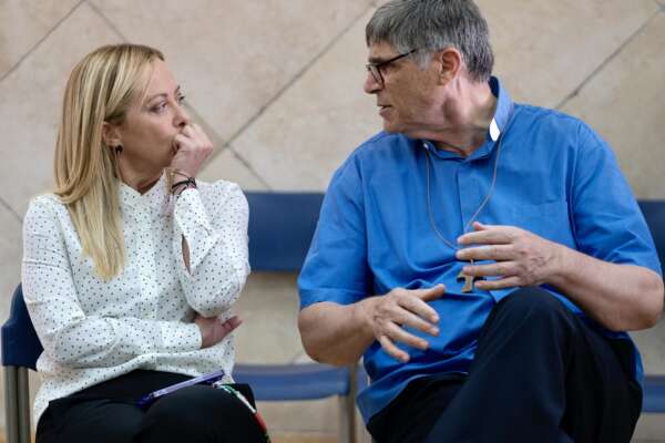 Stupro di Caivano, Meloni al Parco Verde. Urla e insulti all’arrivo. Ad accoglierla, Don Patriciello: “Legalità a difesa dei più deboli”