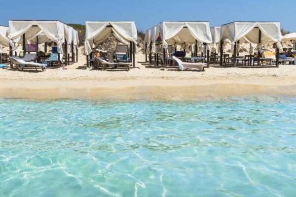 Il Salento vuole il turismo di lusso: “Se un cliente ti chiede champagne…”. Per il ceto medio “spiagge libere ma vanno sporcate di meno”