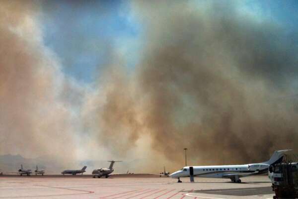 Foto PoolSardegna2012/LaPresse31-07-2012 Olbia, Sardegna – ItaliacronacaIncendio vicino aeroporto di Olbia
Ancora emergenza incendi in Sardegna. Questa volta le fiamme hanno lambito la pista dell’aeroporto di Olbia-Costa Smeralda, bloccando i voli. Nella foto: la pista invasa dal fumo