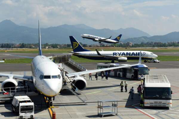 Aerei, i viaggiatori ‘presi in giro’ dalle tariffe: chi ha prenotato con anticipo ha pagato molto di più