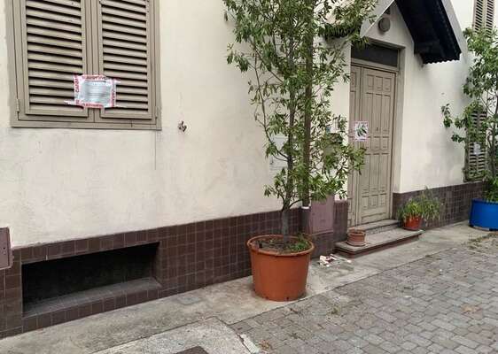 Uomo guarda dentro una finestra aperta al piano terra e scopre un cadavere. Disposta autopsia e sequestro della casa a Tobbiana