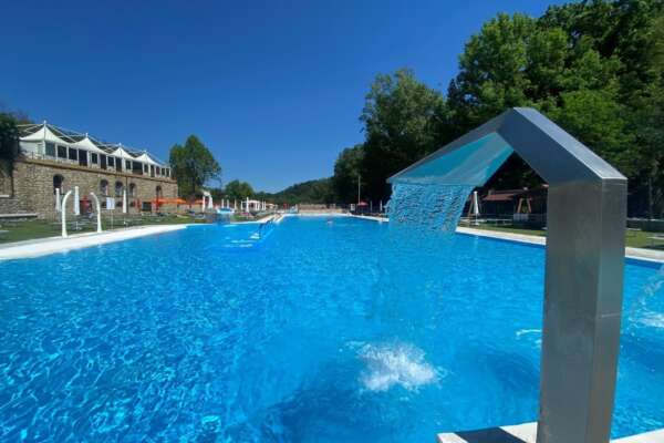 Bambino cade in piscina e muore risucchiato dallo scarico delle terme di Cretone: corpo non ancora recuperato