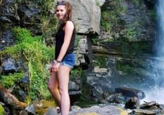 Celine Frei Matzohl uccisa a coltellate a Bolzano, l’ex in fuga verso l’Austria fermato dai carabinieri: spari alle ruote dell’auto