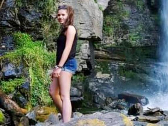 Celine Frei Matzohl uccisa a coltellate a Bolzano, l’ex in fuga verso l’Austria fermato dai carabinieri: spari alle ruote dell’auto