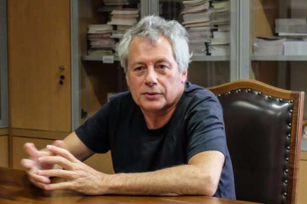 Alessandro Baricco e la leucemia: “Secondo trapianto di midollo, ce l’ho fatta grazie alla mia compagna incredibile”