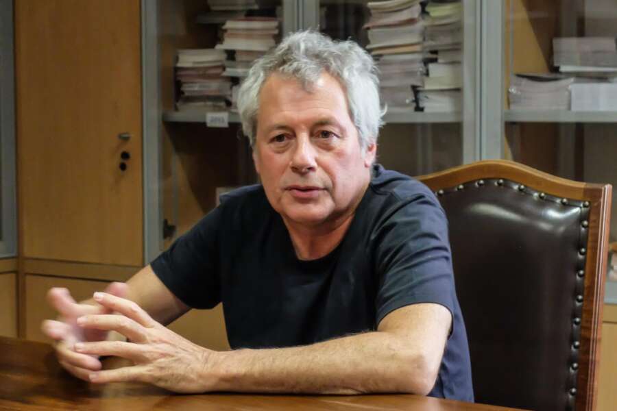 Alessandro Baricco e la leucemia: “Secondo trapianto di midollo, ce l’ho fatta grazie alla mia compagna incredibile”