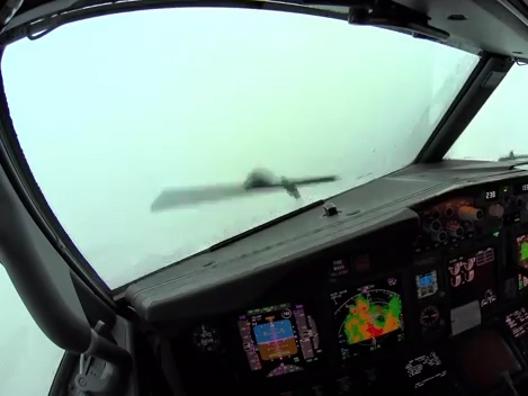 Maiorca, la tempesta investe un aereo di linea. Il video da brividi a bordo: i bambini piangono disperati, i genitori vomitano mentre il vento soffia a 120km/h