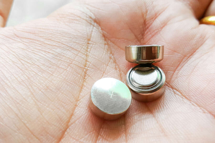 Bimbo di 11 mesi mangia batteria a bottone scambiata per caramella, il viaggio da Potenza a Napoli e l’operazione al Santobono