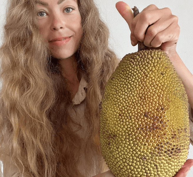 Per rimanere giovane mangia solo frutta, semi e succhi: “È morta di fame” l’influencer vegana da migliaia di follower. Qualcuno sostiene a causa delle sostanze chimiche