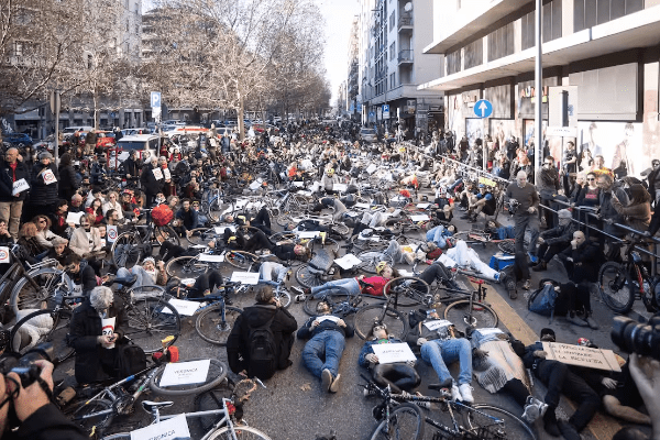 Milano, Sala: “Non voglio che la gente possa avere paura ad usare la bici”. Ma la strage di pedoni e ciclisti spaventa: il bambino che andava a scuola, l’operaio, la madre di una bimba di sei anni