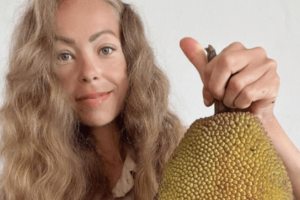 Per rimanere giovane mangia solo frutta, semi e succhi: “È morta di fame” l’influencer vegana da migliaia di follower. Qualcuno sostiene a causa delle sostanze chimiche