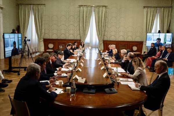 Salario minimo, la gita a Palazzo Chigi del campo largo: fumata nera e primi malumori Salario minimo, la gita a Palazzo Chigi del campo largo: fumata nera e primi malumori