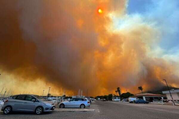 “Questi bastardi vogliono ammazzarci tutti” la rabbia della Sardegna contro i piromani: è caccia all’uomo | L’ombra delle speculazioni