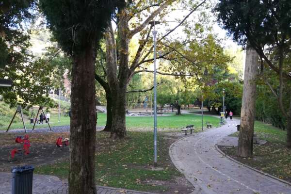 Rovereto, donna muore aggredita in un parco da un clochard. I testimoni: “Tentata violenza”. Arrestato il colpevole