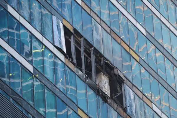 Nuovo attacco con droni a Mosca, colpito un grattacielo