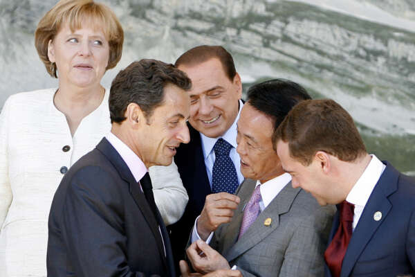 20090709-L’AQUILA-POL: G8: TUTTI LEADER A COPPITO, VERTICE L’AQUILA. Da sinistra : il presidente francese Nicolas Sarkozy, il cancelliere tedesco Angela Merkel, il presidente del consiglio italiano Silvio Berlusconi, il premier giapponese Taro Aso, il presidente russo Dmitry Medvedev, durante la Family Photo dopo la riunione del G8, G5 e Egitto oggi 09 luglio 2009, nel secondo giorno del vertice G8 all’Aquila. ANSA/MASSIMO PERCOSSI/on