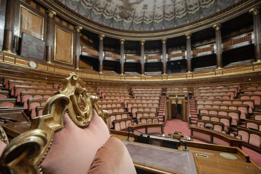 Politica rimandata a settembre e scoppia il giallo dell’estate